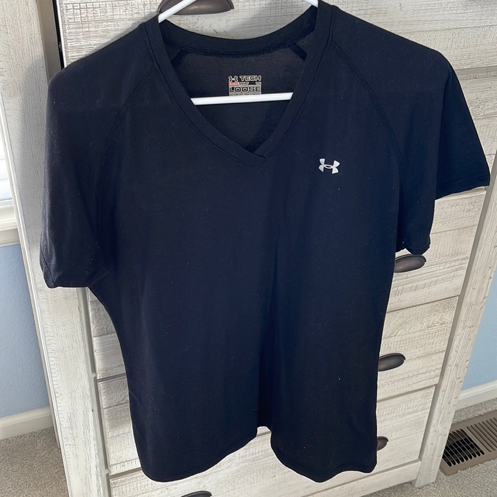 Under Armour Large Woman’s Black heat gear tee.